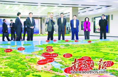 江門市委書記毛榮楷,、市長(zhǎng)鄧偉根陪同香港特區(qū)行政長(zhǎng)官梁振英一行,,參觀考察廣東大廣海灣經(jīng)濟(jì)區(qū)規(guī)劃情況(黃文波