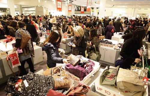 圣誕打折季,,在英國百貨商店Selfridges內(nèi)掃貨的不乏代購黨(歐洲時報記者