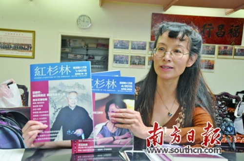 呂紅向記者展示美國華文期刊