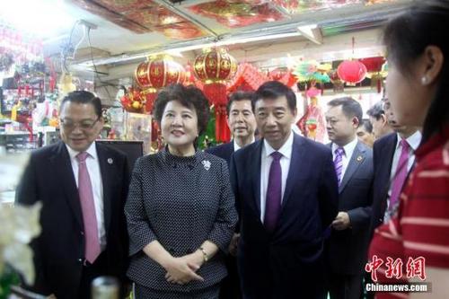 中國僑網(wǎng)2月6日,中國國務(wù)院僑務(wù)辦公室主任裘援平率團(tuán)在菲律賓首都馬尼拉密集走訪當(dāng)?shù)貎S社,考察僑情并慰問僑胞,。圖為裘援平探訪馬尼拉中國城王彬街,,走進(jìn)一家店鋪與店主親切交流。 中新社記者 張明 攝
