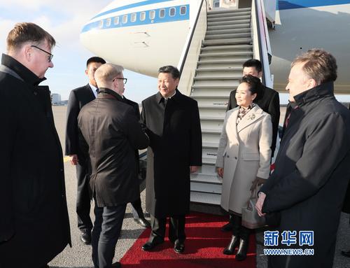 中國(guó)僑網(wǎng)4月4日,,國(guó)家主席習(xí)近平乘專機(jī)抵達(dá)赫爾辛基,,開始對(duì)芬蘭共和國(guó)進(jìn)行國(guó)事訪問(wèn),。這是芬蘭政府代表,、農(nóng)業(yè)與環(huán)境部長(zhǎng)蒂利凱寧等在舷梯旁熱情迎接習(xí)近平和夫人彭麗媛,。(圖片來(lái)源:新華網(wǎng)/新華社記者 蘭紅光)