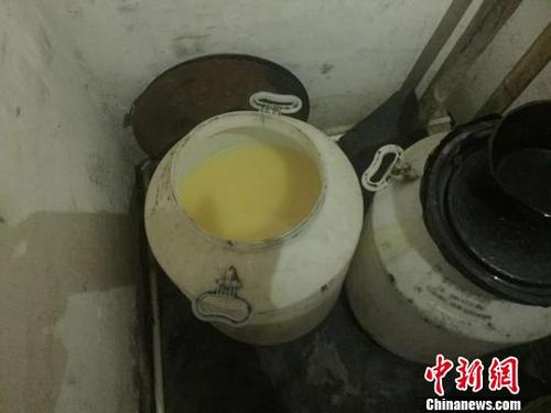 中國僑網(wǎng)圖為:警方查獲的地溝油。 蒼南警方供圖