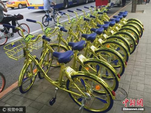中國僑網(wǎng)6月8日,,北京,,金色共享單車現(xiàn)身朝陽區(qū)望京街頭,。 圖片來源:視覺中國