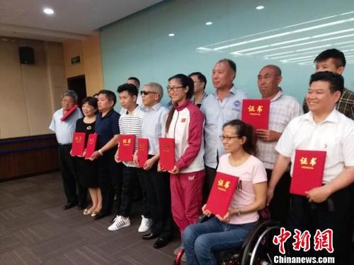 中國(guó)僑網(wǎng) 6月19日,,中國(guó)殘疾人事業(yè)新聞宣傳促進(jìn)會(huì)在北京發(fā)布“2016年度中國(guó)殘疾人事業(yè)十大新聞人物”評(píng)選結(jié)果,。榮靜,、楊德才,、孫建博,、賈海霞/賈文其,、吳敢,、唐占鑫,、和志剛,、邱浩海、徐琴,、劉官棠榮獲“2016年度中國(guó)殘疾人事業(yè)十大新聞人物”稱號(hào),。圖為獲獎(jiǎng)代表合影?!埾C簟z
