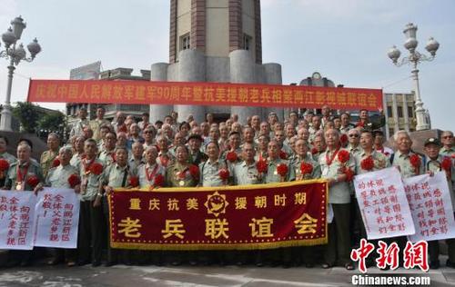 中國(guó)僑網(wǎng)圖為老兵們?cè)趦山瓏?guó)際影視城合影留念,?!≈鬓k方供圖 攝