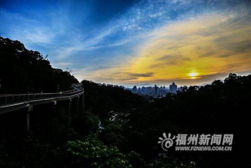 中國(guó)僑網(wǎng)傍晚時(shí)分,,暑熱消解,,金雞山上,寧?kù)o而清爽,。
