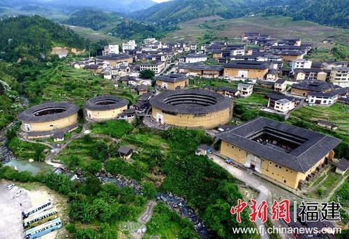 中國僑網(wǎng)從高處俯瞰福建永定初溪土樓群,,依山傍水、環(huán)境優(yōu)美,。王東明攝