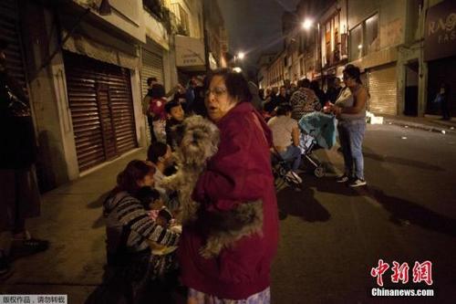 中國僑網(wǎng)北京時(shí)間8日12時(shí)49分左右,墨西哥南部海域發(fā)生強(qiáng)震,,美國地質(zhì)勘探局將震級上調(diào)為8.1級,。墨西哥首都震感強(qiáng)烈,市民抱著寵物街頭避險(xiǎn),。(圖片來源:中國新聞網(wǎng))
