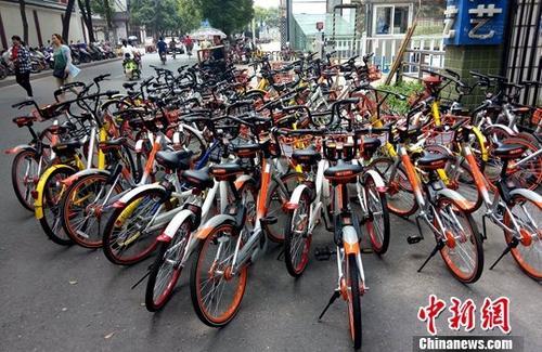 中國僑網(wǎng)圖為江西南昌一共享單車停放點,。(資料圖) 中新社記者 劉占昆 攝