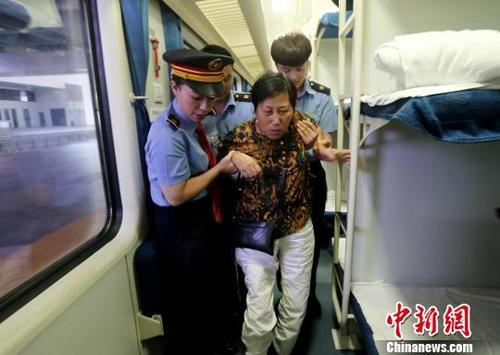 中國僑網(wǎng)列車長陳美芳對旅客無微不至的關(guān)懷,。陳美芳提供