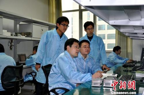 中國僑網(wǎng)圖為,中國工程院院士,、浪潮集團(tuán)首席科學(xué)家王恩東(前排左一)與團(tuán)隊(duì)成員進(jìn)行研發(fā),。資料圖