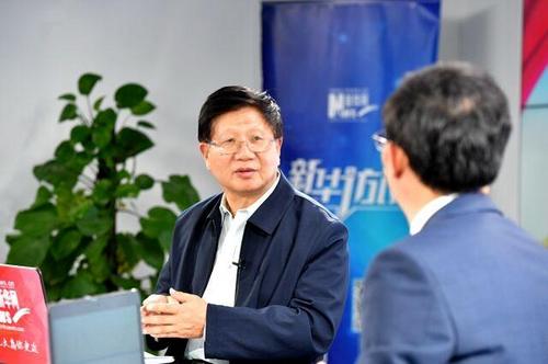 中國僑網(wǎng)圖為新華網(wǎng)特別訪談“專家?guī)阕x報(bào)告”邀請(qǐng)中央黨校原副校長(zhǎng)李君如解讀報(bào)告訪談現(xiàn)場(chǎng)。新華網(wǎng) 郭小天 攝