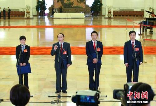 中國僑網(wǎng)10月24日,中國共產(chǎn)黨第十九次全國代表大會(huì)“黨代表通道”第三場(chǎng)采訪活動(dòng)在人民大會(huì)堂舉行,。圖為閉幕會(huì)后,,邱賽珍,、張蜀新、潘克剛,、李新民代表(從左至右)接受采訪,。中新社記者 劉震 攝