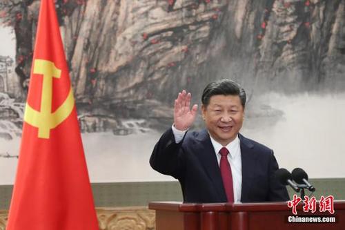 中國(guó)僑網(wǎng)10月25日,,剛剛在中共十九屆一中全會(huì)上當(dāng)選的中共中央總書(shū)記習(xí)近平和中央政治局常委李克強(qiáng),、栗戰(zhàn)書(shū),、汪洋,、王滬寧,、趙樂(lè)際,、韓正在北京人民大會(huì)堂同采訪十九大的中外記者見(jiàn)面,。中新社記者 盛佳鵬 攝