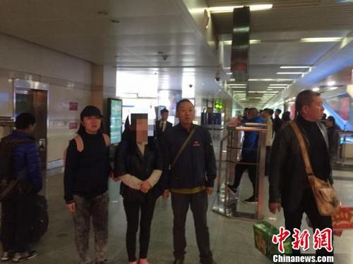 中國僑網大連警方勸返逃往境外的經濟犯罪嫌疑人,。 江波 攝