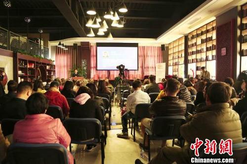 中國僑網(wǎng)近日,,由中國外文局主辦的“新時代,,中美關(guān)系新走向”研討會在京舉辦,。多位研究中美外交及經(jīng)貿(mào)關(guān)系的專家學(xué)者與會,,就“中美兩國元首會晤將對中美關(guān)系、亞太局勢和世界格局產(chǎn)生的影響”等議題進行了深入討論,?!∠馁e 攝