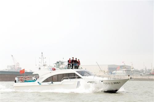 中國(guó)僑網(wǎng)新會(huì)海監(jiān)大隊(duì)隊(duì)員乘坐海監(jiān)執(zhí)法船出海巡邏,。