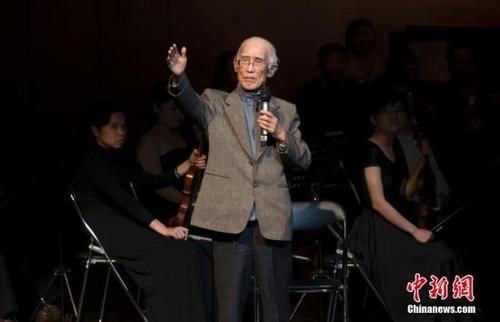 中國僑網(wǎng)圖為余光中朗誦《鄉(xiāng)愁》,。 中新社記者 駱云飛 攝
