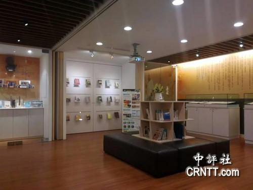 中國僑網(wǎng)臺(tái)灣中山大學(xué)校內(nèi)圖書館三樓有間余光中特藏室,,收錄余光中來臺(tái)后的創(chuàng)作手稿,、照片,、文件等,。(中評(píng)社 高易伸攝)
