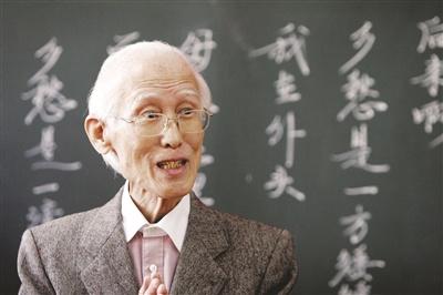 中國僑網(wǎng)2008年,余光中回到小學(xué)母校崔八巷小學(xué)——如今的秣陵路小學(xué),。新華報業(yè)視覺中心記者 劉莉 攝