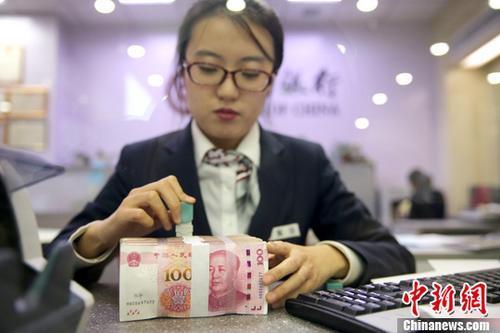 中國僑網資料圖:銀行工作人員清點貨幣。中新社記者 張云 攝