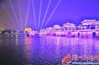 中國僑網(wǎng)2月10日晚,,“一江兩岸”夜景正式亮燈,,夜色中的韓江兩岸流光溢彩,美不勝收,。 本報記者 黃春生 攝