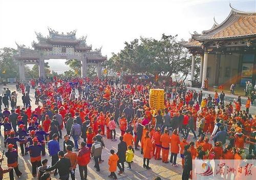 中國僑網(wǎng)圖為湄洲島媽祖鬧元宵現(xiàn)場(chǎng)氣氛熱烈。