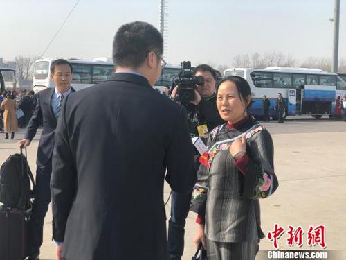 中國僑網(wǎng)2日下午,,貴州代表團抵達北京,代表接受記者采訪,。