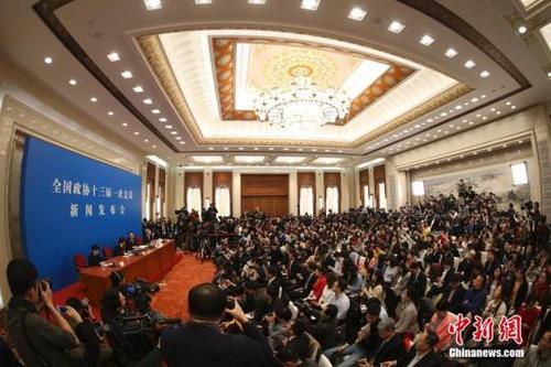 中國僑網(wǎng)3月2日,,全國政協(xié)十三屆一次會(huì)議新聞發(fā)布會(huì)在北京人民大會(huì)堂舉行,大會(huì)新聞發(fā)言人王國慶向中外媒體介紹本次大會(huì)有關(guān)情況并回答記者提問,。中新社記者 泱波 攝