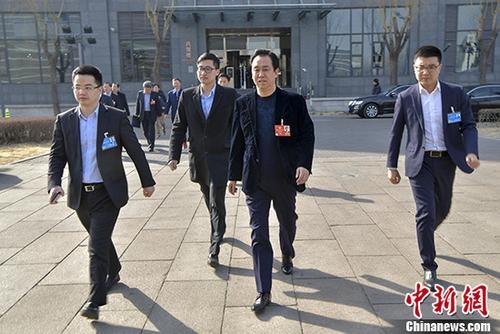 中國(guó)僑網(wǎng)3月5日下午,,全國(guó)政協(xié)十三屆一次會(huì)議舉行小組會(huì)議,,分組討論政府工作報(bào)告。中新社記者 駱云飛 攝