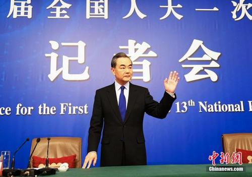 中國(guó)僑網(wǎng)十三屆全國(guó)人大一次會(huì)議新聞中心于3月8日上午10時(shí)在梅地亞中心多功能廳舉行記者會(huì),,邀請(qǐng)外交部部長(zhǎng)王毅就“中國(guó)外交政策和對(duì)外關(guān)系”回答中外記者提問(wèn)。中新社記者 李卿 攝
