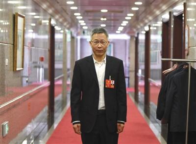 中國僑網(wǎng)3月9日,,北京會議中心,全國政協(xié)委員,、北京世園局常務(wù)副局長周劍平接受媒體采訪,。新京報記者 陶冉 攝