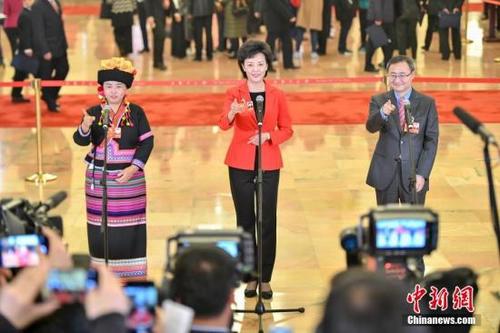 中國僑網(wǎng)圖為全國政協(xié)委員,、北京市東城區(qū)特殊教育學校校長,、十九大手語翻譯周曄(中)。 中新社記者 駱云飛 攝