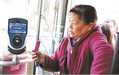中國僑網(wǎng)通州區(qū)通10路安裝了可以掃碼乘車的機具