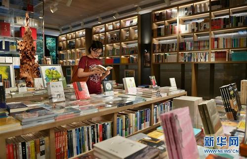 中國僑網(wǎng)3月25日,,游客在鳳凰九里書屋內(nèi)讀書,。 新華社記者郭程攝