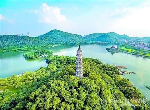 中國(guó)僑網(wǎng)青云塔是順峰山公園的重要組成部分。青云塔,、太平塔建于明朝萬歷年間,,已有400多年歷史。2002年及2006年,,青云塔,、太平塔先后成為省文物保護(hù)單位、市文物保護(hù)單位,。/順德區(qū)治理辦供圖