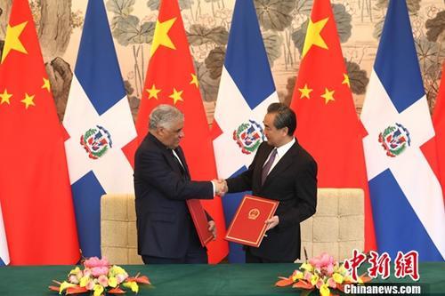 中國僑網(wǎng)5月1日,中國國務(wù)委員兼外交部長王毅在北京同多米尼加共和國外長巴爾加斯簽署《中華人民共和國和多米尼加共和國關(guān)于建立外交關(guān)系的聯(lián)合公報(bào)》,。自公報(bào)簽署之日起,,中華人民共和國和多米尼加共和國相互承認(rèn)并建立大使級(jí)外交關(guān)系。中新社記者 盛佳鵬 攝