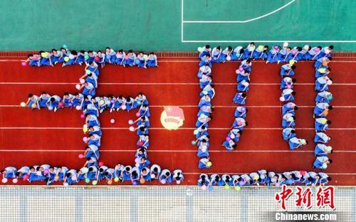 中國僑網(wǎng)5月3日,在江西省南昌市青山湖區(qū)塘山鎮(zhèn)雷式三中初中部,,百名“00后”新團員集體入團儀式,。 鮑贛生 攝