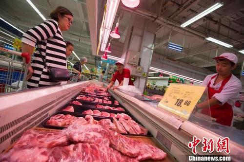 中國僑網(wǎng)資料圖:山西太原,,民眾在超市購買豬肉,。 張云 攝