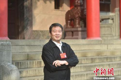 中國(guó)僑網(wǎng)16日,全國(guó)政協(xié)常委,、江蘇省政協(xié)副主席,、致公黨江蘇省委主委麻建國(guó)在江蘇省兩會(huì)期間接受記者采訪?!≈鞎苑f 攝