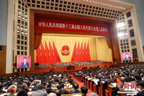 中國僑網(wǎng)3月8日,,十三屆全國人大二次會議在人民大會堂舉行第二次全體會議,,聽取全國人大常委會委員長栗戰(zhàn)書關(guān)于全國人民代表大會常務(wù)委員會工作的報告,,聽取全國人大常委會副委員長王晨關(guān)于外商投資法草案的說明,。中新社記者 劉震 攝