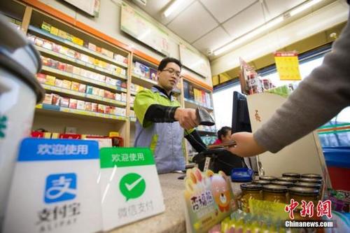 中國僑網資料圖:民眾正在使用手機支付,。 中新社記者 張云 攝