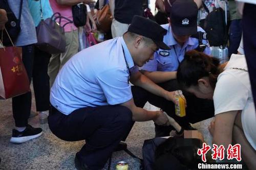 中國僑網(wǎng)圖為周榮亮為急病旅客施救?!⑸俳堋z