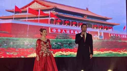 中國僑網(wǎng)10月1日,,多倫多華人團(tuán)體聯(lián)合會(huì)舉辦活動(dòng)慶祝新中國成立70周年,,圖為當(dāng)?shù)馗枋衷佬屡c路程共唱《我和我的祖國》,。(來源:加拿大超級生活網(wǎng))