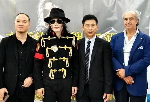 中國(guó)僑網(wǎng)意大利塔奧蘭斯市長(zhǎng)波諾,、王·杰克遜和中國(guó)代理商合影。(圖片來(lái)源:歐聯(lián)通訊社 博源/攝)
