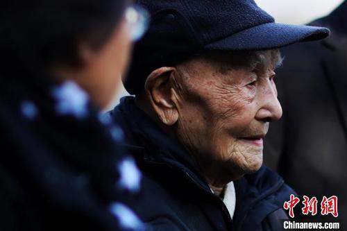 中國(guó)僑網(wǎng)南京大屠殺幸存者王長(zhǎng)發(fā)參加祭告活動(dòng)?!°蟛āz