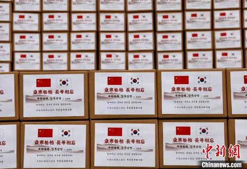 中國僑網(wǎng)中國駐韓國大使館近日向首爾市捐贈部分KF94口罩,。中國駐韓國大使邢海明稱,,中國愿盡所能向報恩者報恩??谡职b外貼有“歲寒松柏,,長毋相忘”,,此語出自朝鮮王朝時期著名學者金正喜,寓意中韓人民如同屹立寒冬的松柏,守望相助,,共克時艱,。中國駐韓國大使館