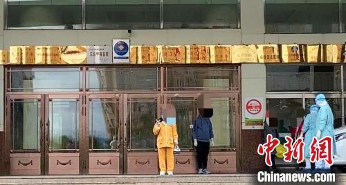 中國(guó)僑網(wǎng)5月12日,,牡丹江醫(yī)學(xué)院附屬紅旗醫(yī)院經(jīng)綏芬河口岸入境的輸入病例全部治愈出院,。 牡丹江醫(yī)學(xué)院附屬紅旗醫(yī)院 供圖
