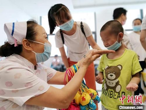 中國僑網(wǎng)圖為西安中醫(yī)腦病醫(yī)院組織孤獨癥兒童手工制作中藥香囊,。西安中醫(yī)腦病醫(yī)院供圖
