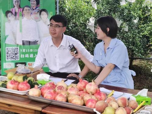 中國僑網(wǎng)中央財政部農(nóng)業(yè)農(nóng)村司扶貧干部,、永勝縣常委,、副縣長王鵬直播帶貨,。